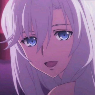 老人在绿化带扎篱笆种菜
